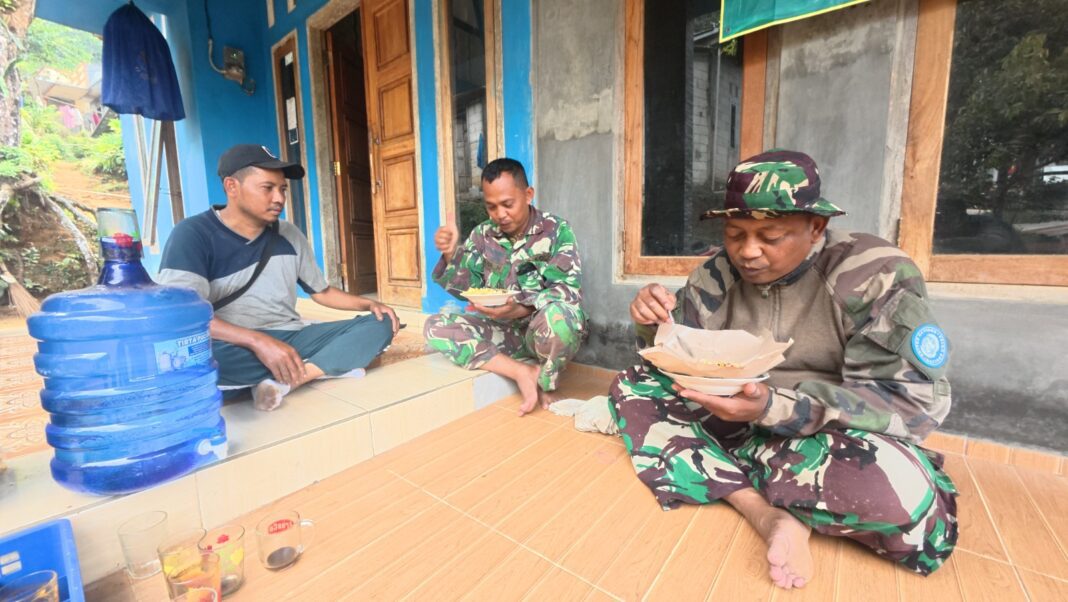 Santap Siang Penuh Kebersamaan, Satgas TMMD Reguler 129 Nikmati Hidangan dari Warga Watuduwur Santap Siang Penuh Kebersamaan, Satgas TMMD Reguler 129 Nikmati Hidangan dari Warga Watuduwur