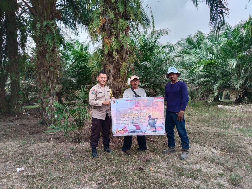 Bhabinkamtibmas Polres Muara Enim Gencarkan Mitigasi Karhutla di Desa Muara Harapan Bhabinkamtibmas Polres Muara Enim Gencarkan Mitigasi Karhutla di Desa Muara Harapan
