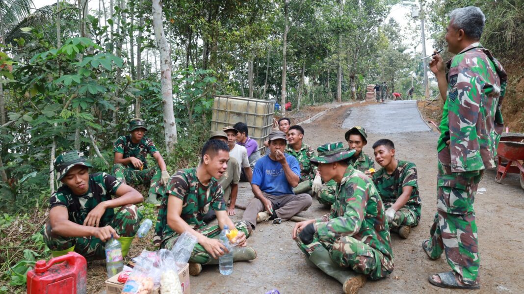 Canda Tawa Satgas TMMD dan Warga Warnai Pengerjaan Jalan Rabat Beton di Watuduwur Canda Tawa Satgas TMMD dan Warga Warnai Pengerjaan Jalan Rabat Beton di Watuduwur