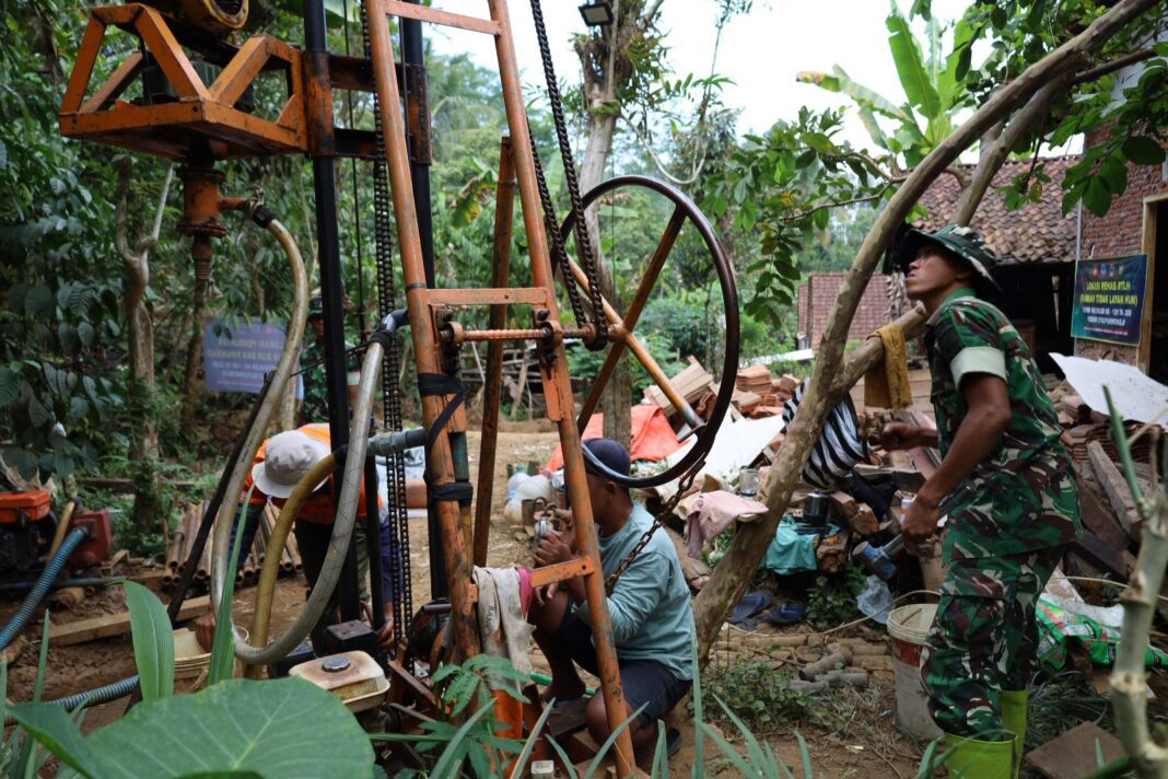 Hari ke-17 TMMD Reguler 129, Pengeboran Sumur Bor di Dusun Suruan Terus Dikebut Hari ke-17 TMMD Reguler 129, Pengeboran Sumur Bor di Dusun Suruan Terus Dikebut