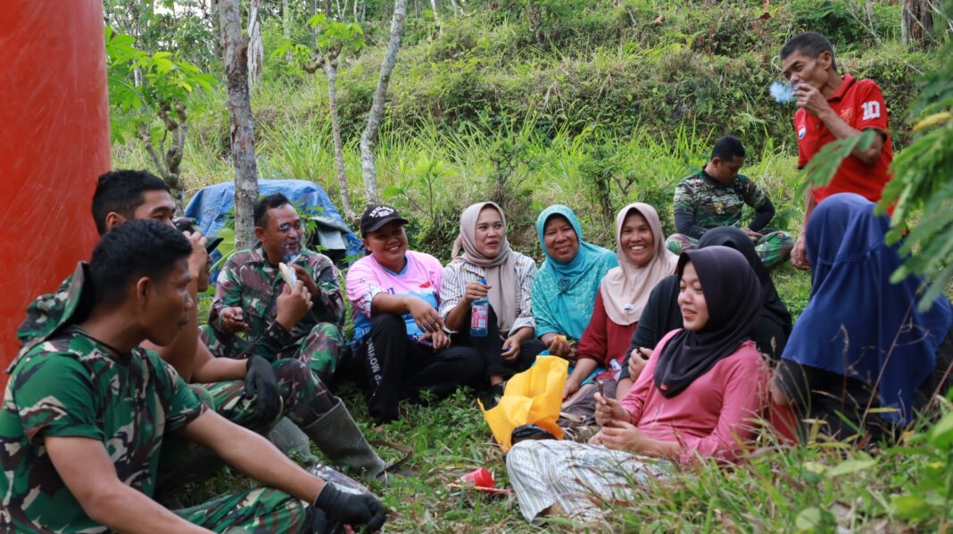 Duduk Bersama di Tengah Pengabdian, TNI dan Ibu-Ibu Warga Pererat Kebersamaan Duduk Bersama di Tengah Pengabdian, TNI dan Ibu-Ibu Warga Pererat Kebersamaan