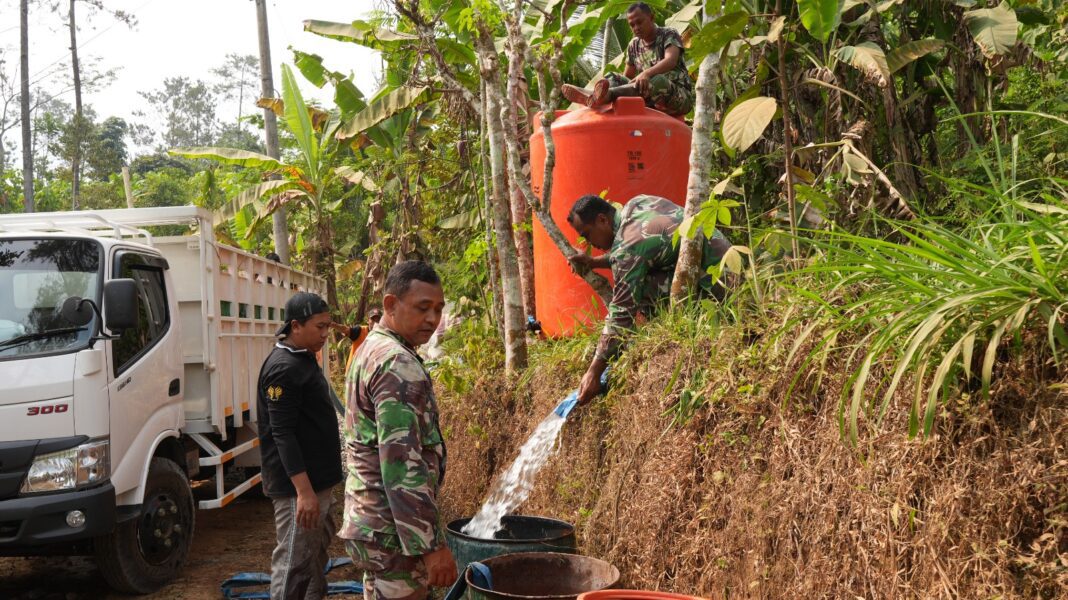 Pasokan Air Tetap Terjaga, Dukung Kelancaran Pengecoran Jalan TMMD Reguler 129 di Watuduwur Pasokan Air Tetap Terjaga, Dukung Kelancaran Pengecoran Jalan TMMD Reguler 129 di Watuduwur