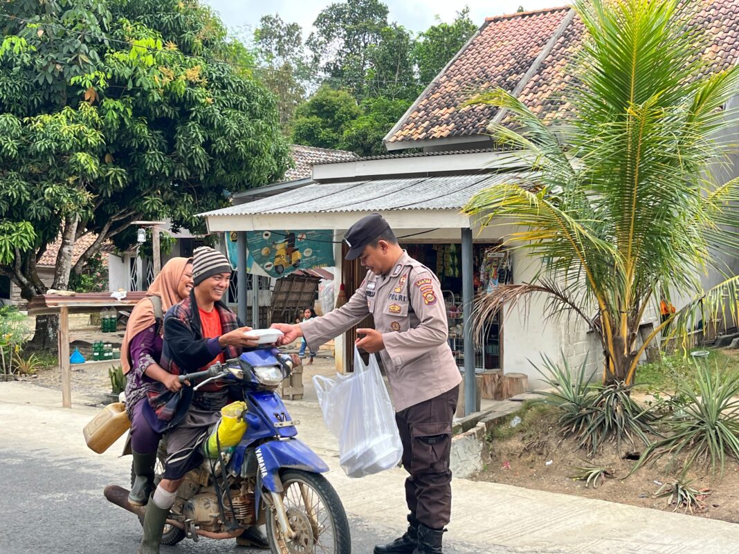 Polsek Rambang Tebar Kepedulian Melalui Program Jumat Berkah, Bagikan Nasi Kotak kepada Masyarakat Polsek Rambang Tebar Kepedulian Melalui Program Jumat Berkah, Bagikan Nasi Kotak kepada Masyarakat