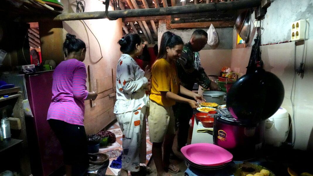 Masak dan Makan Bersama, Satgas TMMD Reguler 129 Pererat Kebersamaan dengan Warga Watuduwur Masak dan Makan Bersama, Satgas TMMD Reguler 129 Pererat Kebersamaan dengan Warga Watuduwur