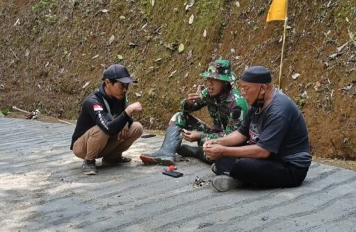 Jalan Hasil Pengecoran TMMD Jadi Saksi Kebersamaan, Satgas dan Warga Perkuat Koordinasi Jalan Hasil Pengecoran TMMD Jadi Saksi Kebersamaan, Satgas dan Warga Perkuat Koordinasi
