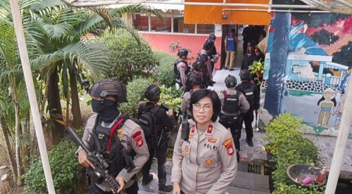 *Polisi Gerak Cepat Tangani Ancaman Bom di SDN di Jaksel* *Polisi Gerak Cepat Tangani Ancaman Bom di SDN di Jaksel*