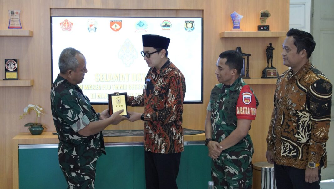 Sambut Tim Wasev TMMD Reguler 129, Wakil Bupati Purworejo Menerima Plakat Dari Ketua Tim. Sambut Tim Wasev TMMD Reguler 129, Wakil Bupati Purworejo Menerima Plakat Dari Ketua Tim.