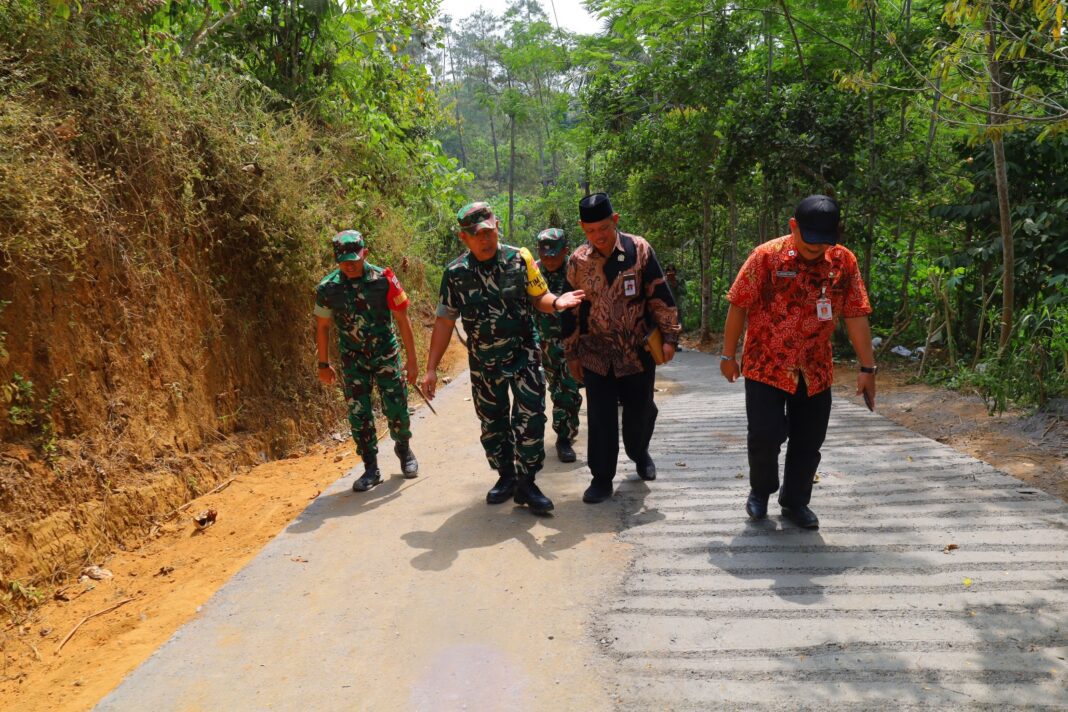 Tinjau Sasaran TMMD, Ketua Tim Wasev Sebut Jalan Rabat Beton Jadi Pembuka Akses Ekonomi Antar Dua Kecamatan Tinjau Sasaran TMMD, Ketua Tim Wasev Sebut Jalan Rabat Beton Jadi Pembuka Akses Ekonomi Antar Dua Kecamatan