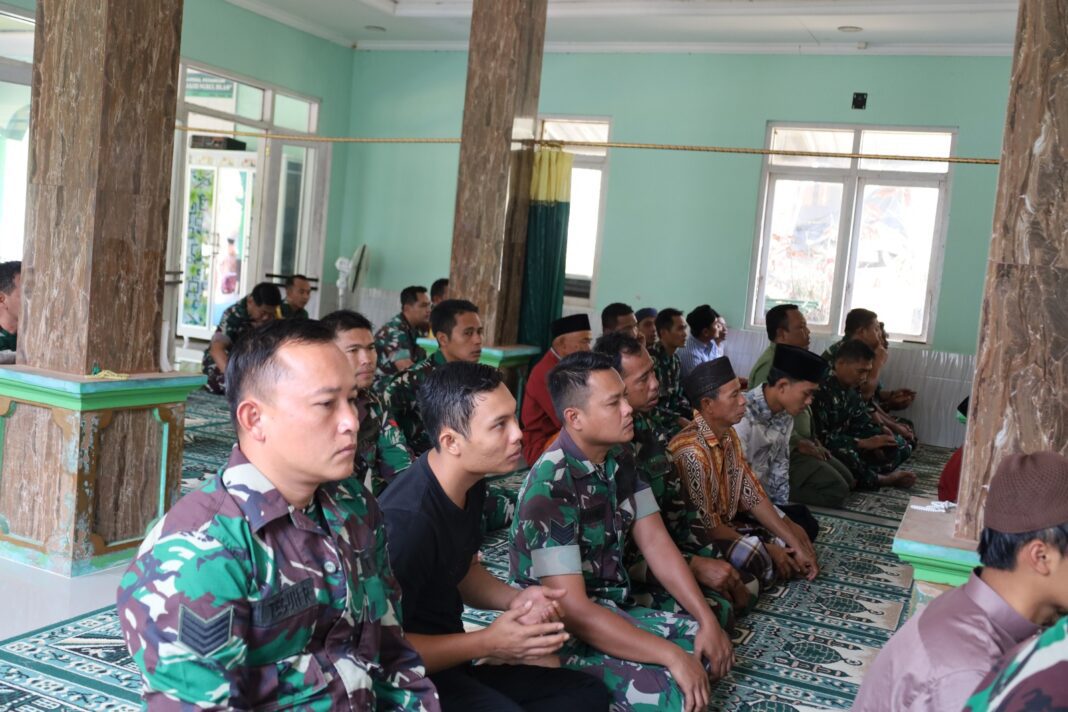 Pererat Kemanunggalan, Tim Wasev dan Satgas TMMD Sholat Jumat Bersama Warga di Masjid Al Mukhlisin Pererat Kemanunggalan, Tim Wasev dan Satgas TMMD Sholat Jumat Bersama Warga di Masjid Al Mukhlisin