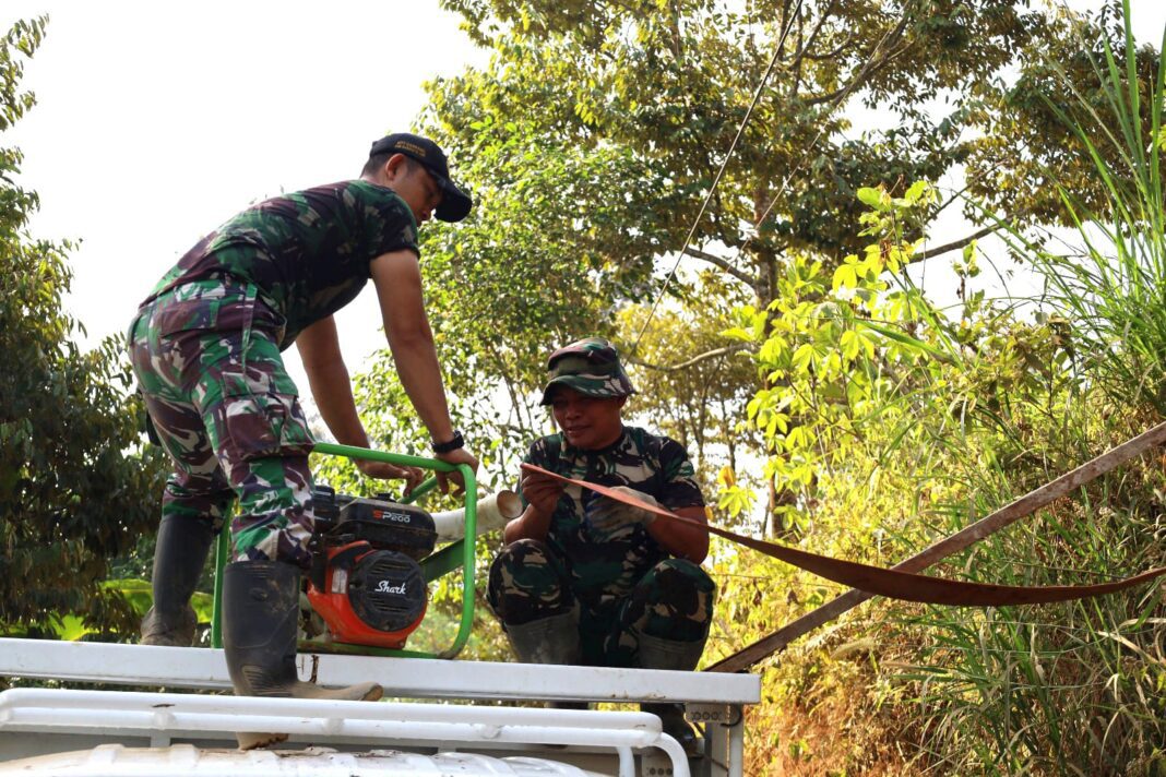 Pastikan Pasokan Air Tetap Lancar, Satgas TMMD Pindahkan Air ke Bak Penampungan Pastikan Pasokan Air Tetap Lancar, Satgas TMMD Pindahkan Air ke Bak Penampungan