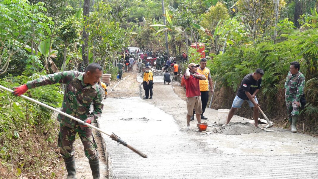 Cegah Jalan Licin, Satgas TMMD Buat Tekstur Permukaan Rabat Beton Demi Keselamatan Warga Cegah Jalan Licin, Satgas TMMD Buat Tekstur Permukaan Rabat Beton Demi Keselamatan Warga