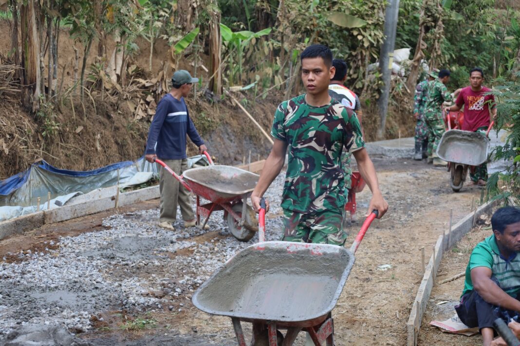 Arko Jadi Andalan Satgas TMMD Reguler 129, Material Pengecoran Jalan Terus Mengalir Tanpa Arko Jadi Andalan Satgas TMMD Reguler 129, Material Pengecoran Jalan Terus Mengalir Tanpa