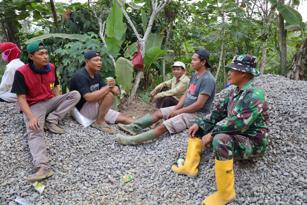 Komunikasi Jadi Kunci, Satgas TMMD dan Warga Pastikan Pasokan Air Tetap Lancar Komunikasi Jadi Kunci, Satgas TMMD dan Warga Pastikan Pasokan Air Tetap Lancar