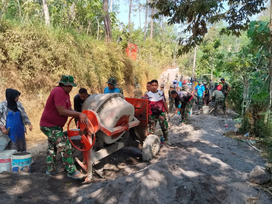 Terik Matahari Tak Halangi Warga dan Satgas TMMD Cor Jalan Demi Kemajuan Desa Terik Matahari Tak Halangi Warga dan Satgas TMMD Cor Jalan Demi Kemajuan Desa