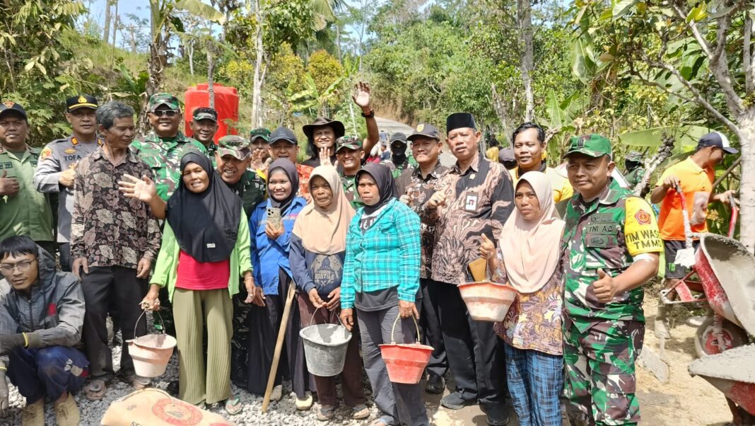 Tim Wasev TMMD Sapa Ibu-Ibu yang Turut Dukung Pengecoran Jalan di Desa Watuduwur Tim Wasev TMMD Sapa Ibu-Ibu yang Turut Dukung Pengecoran Jalan di Desa Watuduwur