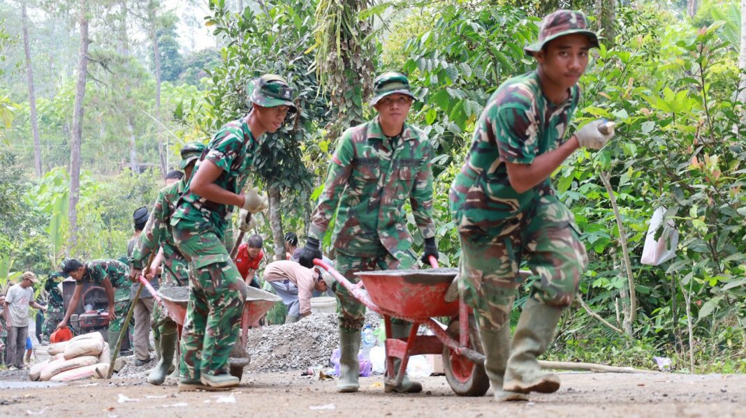 Semangat Membara, Satgas TMMD Reguler 129 Tarik Arko Demi Percepat Pengecoran Jalan Semangat Membara, Satgas TMMD Reguler 129 Tarik Arko Demi Percepat Pengecoran Jalan