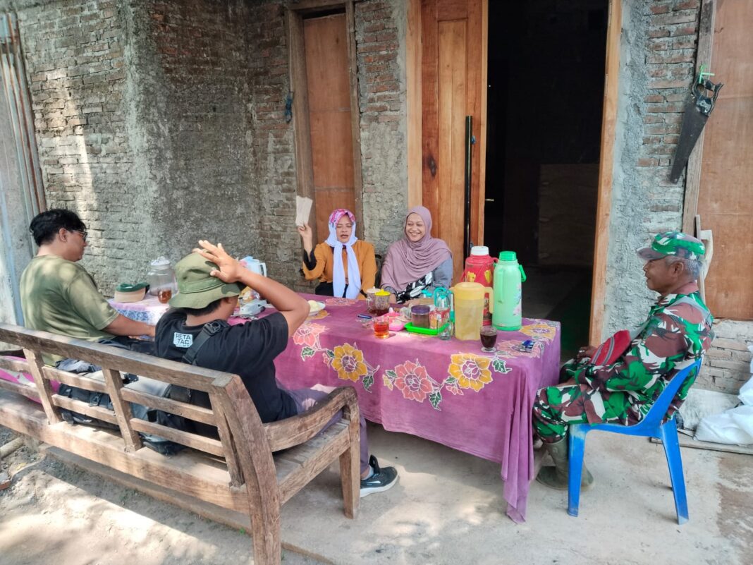Komsos dari Rumah ke Rumah, Satgas TMMD Reguler 129 Pererat Kedekatan dengan Warga Desa Watuduwur Komsos dari Rumah ke Rumah, Satgas TMMD Reguler 129 Pererat Kedekatan dengan Warga Desa Watuduwur