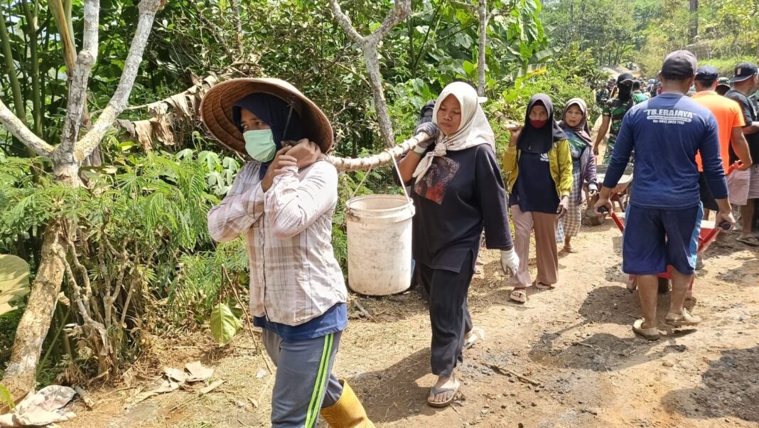 The Power of Emak-Emak! Ikut Ngecor Jalan, Wujud Semangat Gotong Royong di TMMD Reguler ke-129 The Power of Emak-Emak! Ikut Ngecor Jalan, Wujud Semangat Gotong Royong di TMMD Reguler ke-129