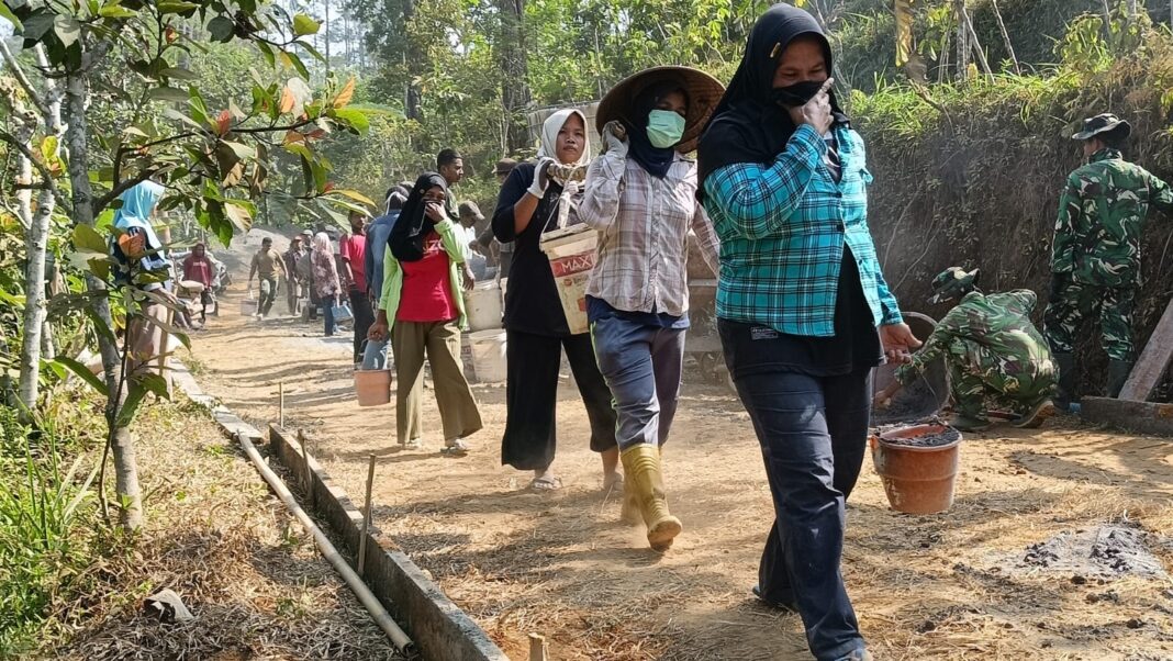 Terbentuk Alam Pegunungan, Emak-Emak Desa Watuduwur Tunjukkan Tenaga Tangguh di Lokasi TMMD Terbentuk Alam Pegunungan, Emak-Emak Desa Watuduwur Tunjukkan Tenaga Tangguh di Lokasi TMMD