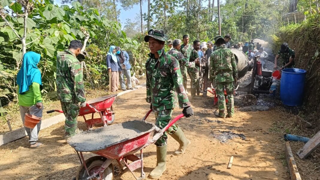 Prajurit Muda Yon TP 445 Sawunggalih Jadi Motor Penggerak Pengecoran Jalan TMMD Reguler ke-129 Prajurit Muda Yon TP 445 Sawunggalih Jadi Motor Penggerak Pengecoran Jalan TMMD Reguler ke-129