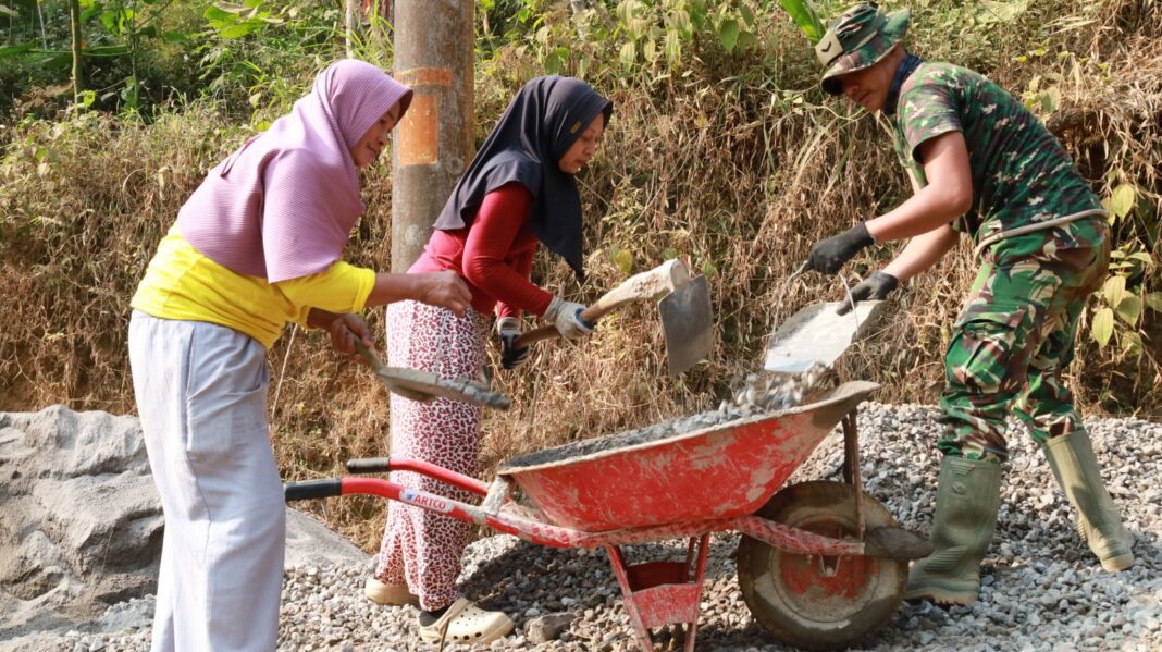 Kekompakan Ibu-Ibu dan Satgas TMMD Angkut Material, Semangat Gotong Royong Warnai Pengecoran Jalan Kekompakan Ibu-Ibu dan Satgas TMMD Angkut Material, Semangat Gotong Royong Warnai Pengecoran Jalan