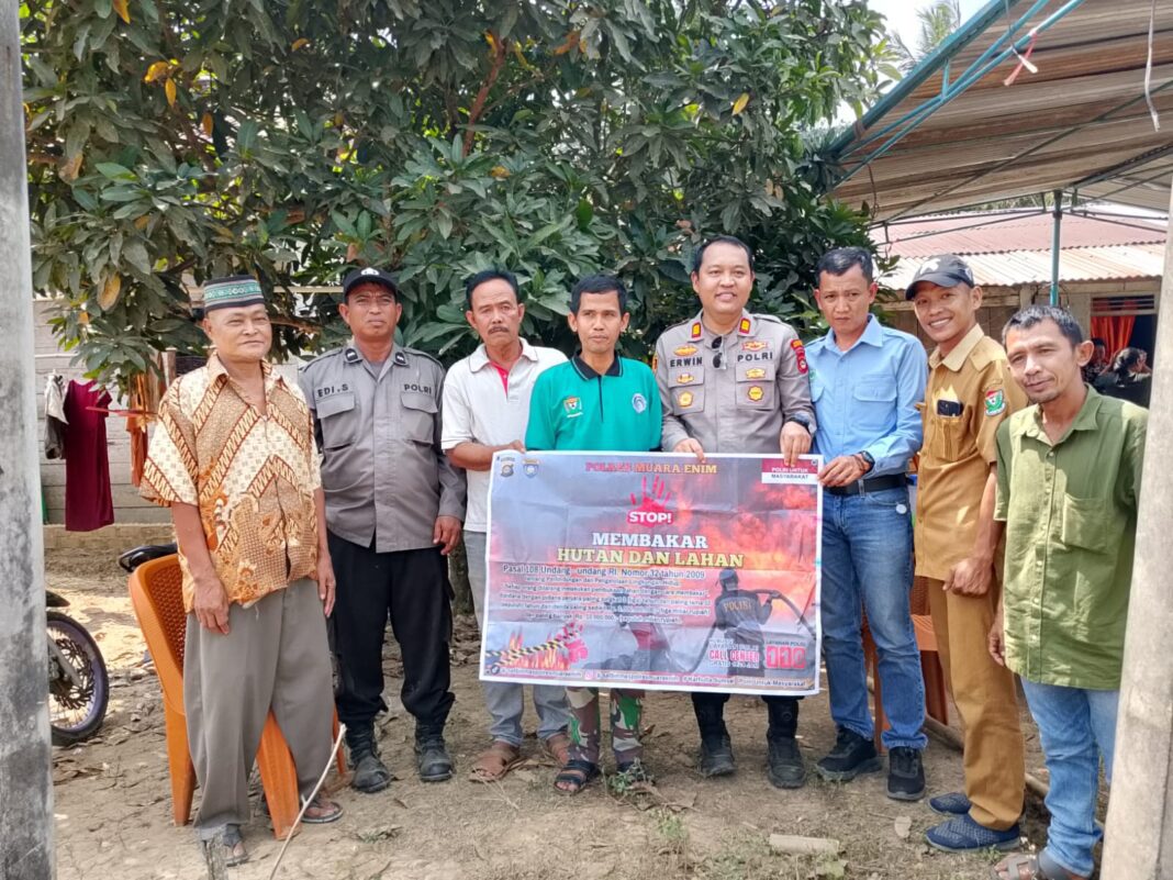 Cegah Karhutla Sejak Dini, Kapolsek GunungMegang Bersama Bhabinkamtibmas GencarkanEdukasi kepada WargaBenakat Cegah Karhutla Sejak Dini, Kapolsek GunungMegang Bersama Bhabinkamtibmas GencarkanEdukasi kepada WargaBenakat