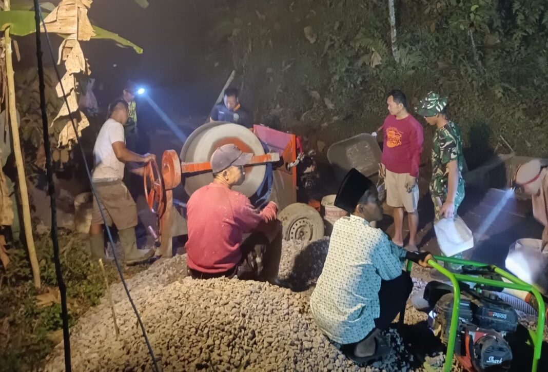 Malam Bukan Penghalang, Satgas TMMD Terus Kejar Target Pengecoran Jalan Malam Bukan Penghalang, Satgas TMMD Terus Kejar Target Pengecoran Jalan