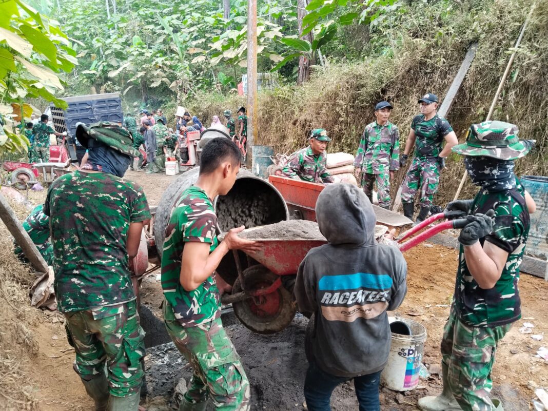 Tak kenal Pangkat dan Jabatan,TNI dan Warga Kompak Cor Jalan TMMD Tak kenal Pangkat dan Jabatan,TNI dan Warga Kompak Cor Jalan TMMD