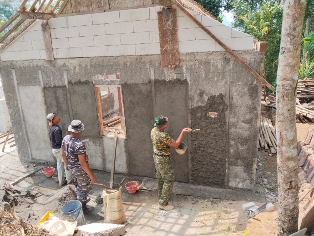 Kompak Bergotong Royong, TNI AD, TNI AL dan Warga Plester Rumah Suciptiyah Kompak Bergotong Royong, TNI AD, TNI AL dan Warga Plester Rumah Suciptiyah