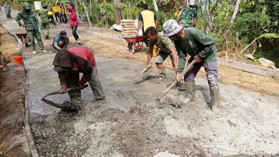 Satu Cangkul, Satu Semangat, TNI dan Warga Belah Belantara Buka Akses Kesejahteraan Satu Cangkul, Satu Semangat, TNI dan Warga Belah Belantara Buka Akses Kesejahteraan