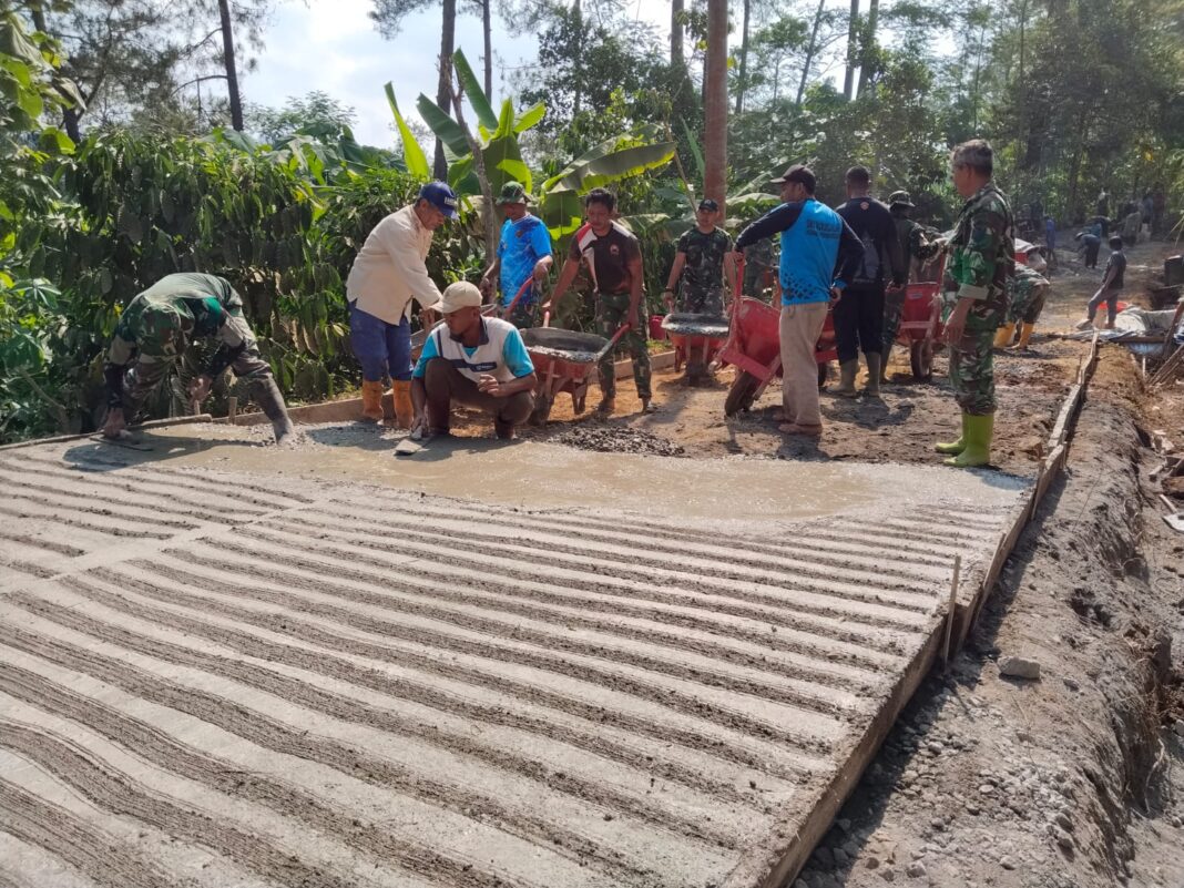 Bukan Hanya Cor Jalan, Satgas TMMD Juga “Mbatik” demi Hasil Pengecoran yang Rapi Bukan Hanya Cor Jalan, Satgas TMMD Juga “Mbatik” demi Hasil Pengecoran yang Rapi