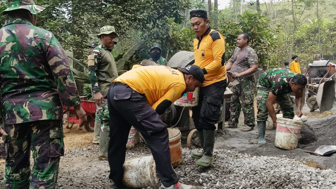 Sinergi TNI-Polri Terwujud Nyata dalam Kegiatan TMMD Reg 129 Desa Watuduwur. Sinergi TNI-Polri Terwujud Nyata dalam Kegiatan TMMD Reg 129 Desa Watuduwur.