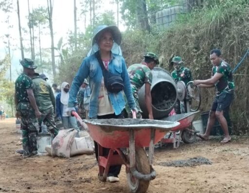 Tak Kenal Lelah, Sumiyati Aktif Bantu Satgas TMMD Bangun Jalan Tak Kenal Lelah, Sumiyati Aktif Bantu Satgas TMMD Bangun Jalan