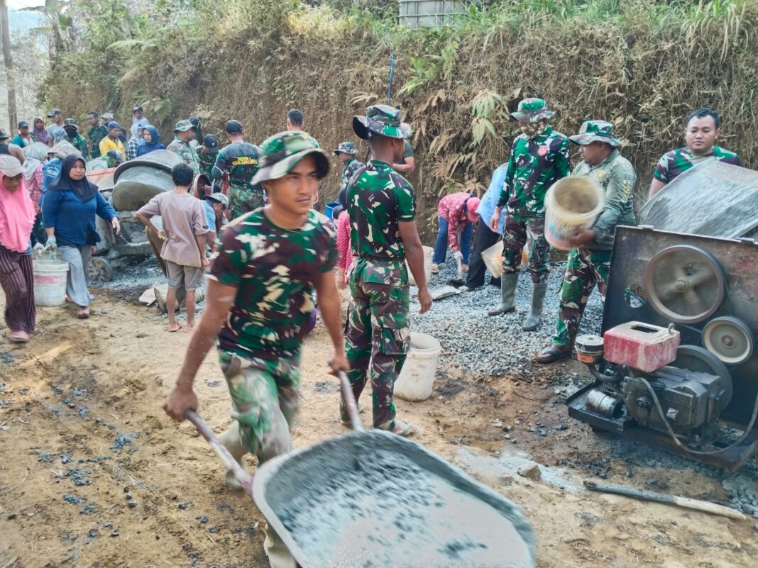 Riuh Warga Bersatu dengan TNI, Gotong Royong Percepat Pengecoran Jalan TMMD Riuh Warga Bersatu dengan TNI, Gotong Royong Percepat Pengecoran Jalan TMMD
