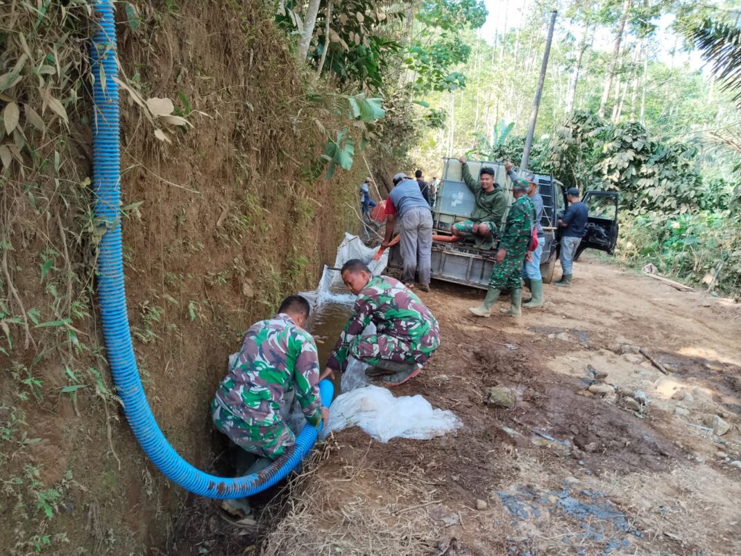 Bak Penampungan Darurat Jadi Solusi Satgas TMMD Penuhi Kebutuhan Air Bak Penampungan Darurat Jadi Solusi Satgas TMMD Penuhi Kebutuhan Air