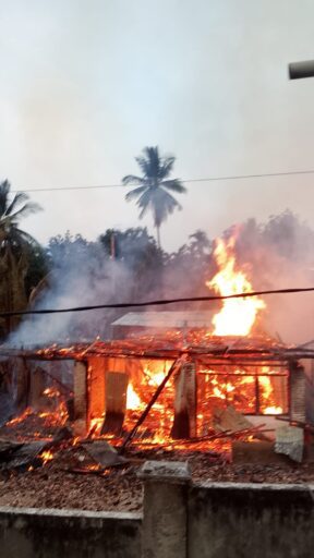 Polda Sumsel Bergerak Cepat Tangani Kebakaran Rumah Warga di OKU, Kerugian Ditaksir Rp100 Juta Polda Sumsel Bergerak Cepat Tangani Kebakaran Rumah Warga di OKU, Kerugian Ditaksir Rp100 Juta