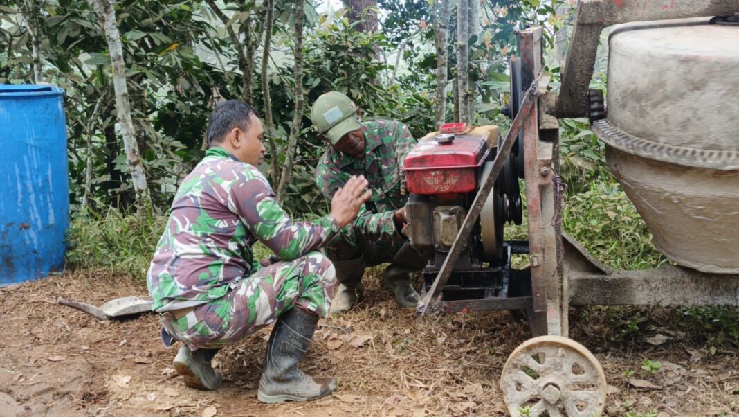 Serba Bisa, Satgas TMMD Tak Hanya Cor Jalan, Mesin Molen Rusak Pun Diperbaiki Serba Bisa, Satgas TMMD Tak Hanya Cor Jalan, Mesin Molen Rusak Pun Diperbaiki