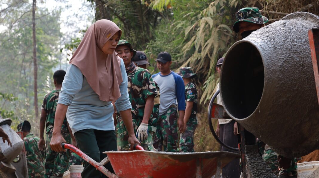 Perempuan Hebat di Tengah TMMD, Sunarti Turut Berjibaku Bangun Jalan Desa Perempuan Hebat di Tengah TMMD, Sunarti Turut Berjibaku Bangun Jalan Desa