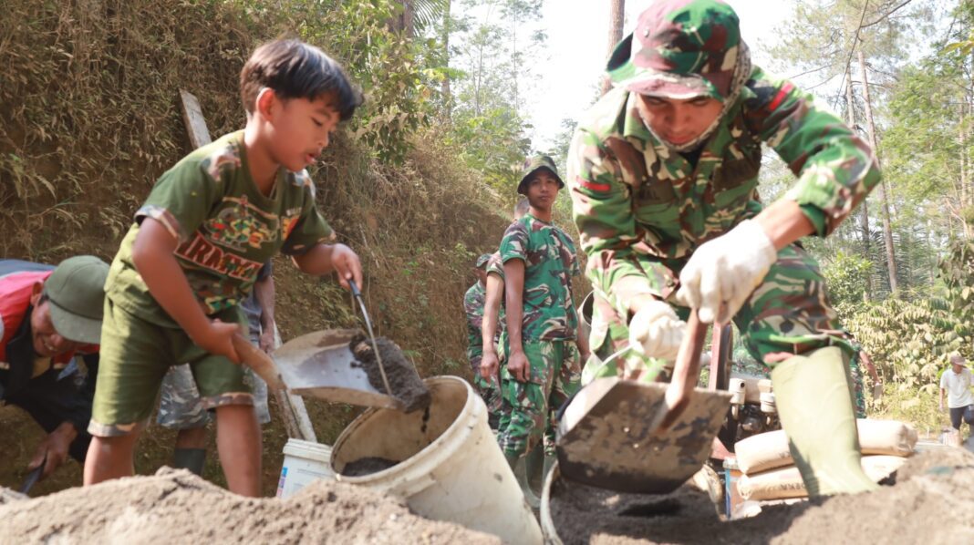 Bukan Hanya Bapak-Bapak, Anak-Anak Pun Ikut Bangun Jalan Bersama TNI Bukan Hanya Bapak-Bapak, Anak-Anak Pun Ikut Bangun Jalan Bersama TNI