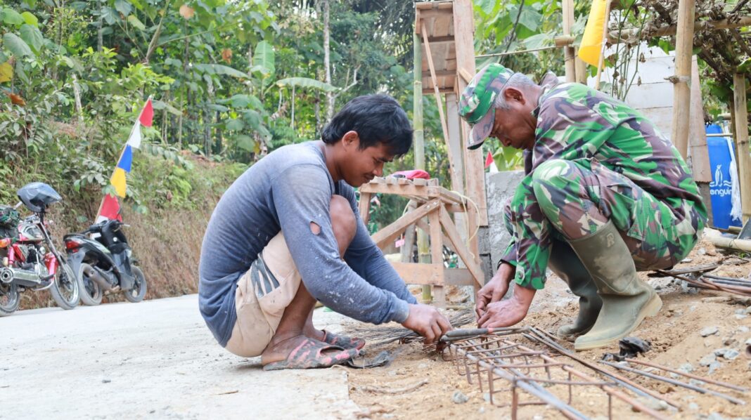 Pengikatan Besi untuk Slup Pengecoran, Satgas TMMD Ikat Besi untuk Kerangka Cor Pengikatan Besi untuk Slup Pengecoran, Satgas TMMD Ikat Besi untuk Kerangka Cor
