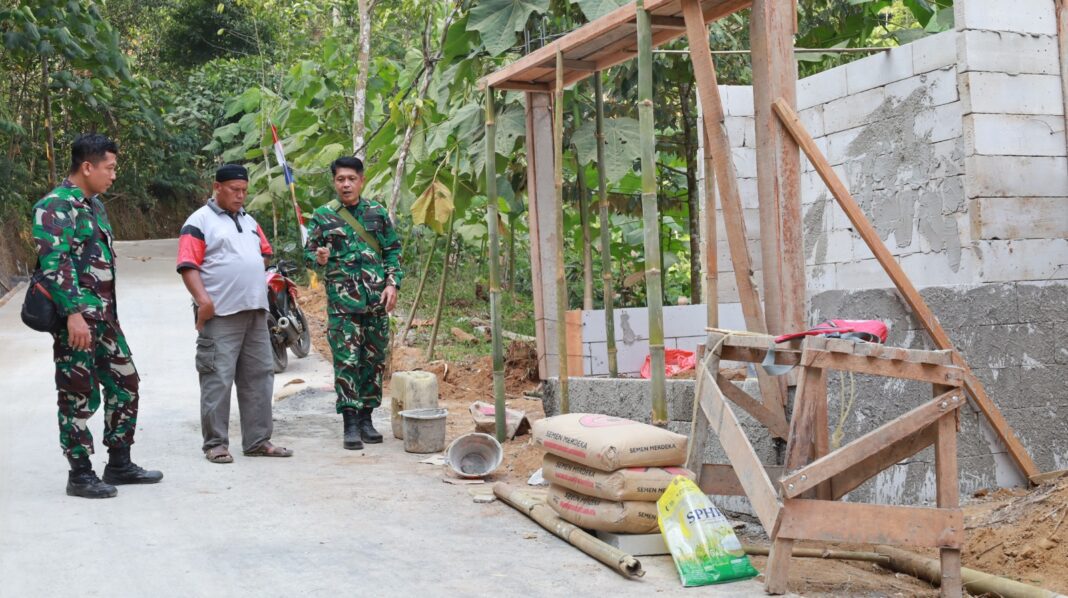 Pembangunan Pos Siskamling Terus Dikebut, Wujud Kepedulian TMMD untuk Keamanan Warga Pembangunan Pos Siskamling Terus Dikebut, Wujud Kepedulian TMMD untuk Keamanan Warga