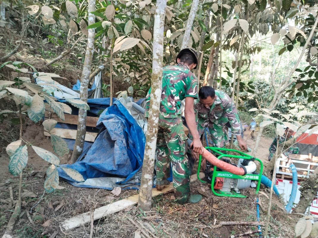 Percepat Suplai Air Pengecoran, Satgas TMMD Gunakan Mesin Disel Percepat Suplai Air Pengecoran, Satgas TMMD Gunakan Mesin Disel