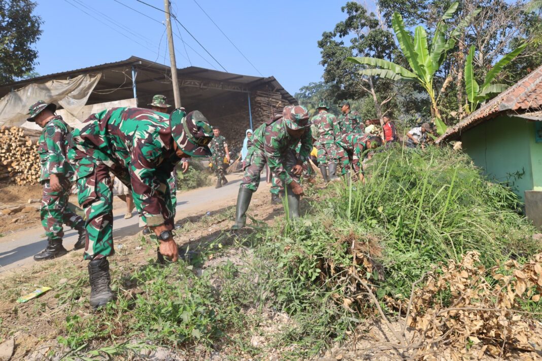 TNI, Polri, Perhutani dan Warga, Karya Bakti TMMD Reguler ke-129 Bersihkan Akses Jalan Watuduwur TNI, Polri, Perhutani dan Warga, Karya Bakti TMMD Reguler ke-129 Bersihkan Akses Jalan Watuduwur