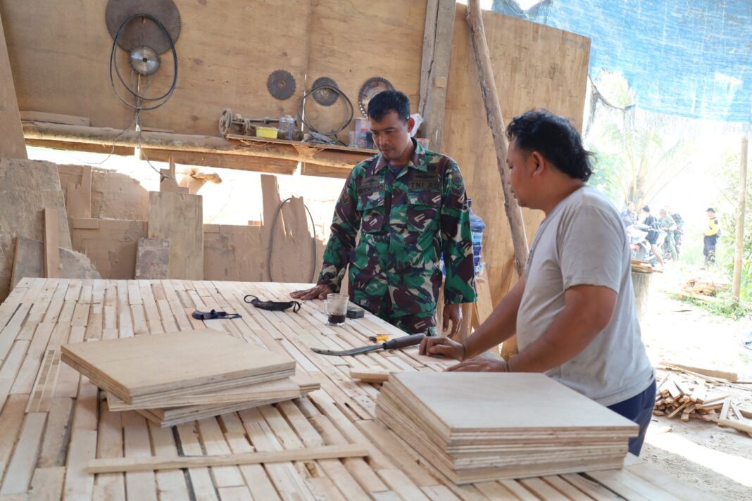 Tak Hanya Bangun Desa, Satgas TMMD Ikut Bantu Warga Produksi Bahan Baku Triplek Tak Hanya Bangun Desa, Satgas TMMD Ikut Bantu Warga Produksi Bahan Baku Triplek