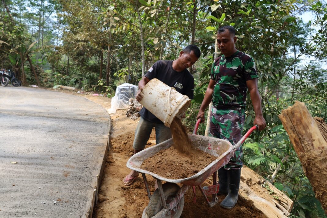 Satgas TMMD Reguler ke-129 Rapikan Bahu Jalan, Manfaatkan Tanah untuk Perkuat Permukaan Satgas TMMD Reguler ke-129 Rapikan Bahu Jalan, Manfaatkan Tanah untuk Perkuat Permukaan