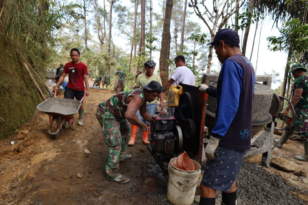 Di Balik Deru Molen, Ada Peluh Sertu Budianto yang Tak Kenal Lelah Membangun Jalan Watuduwur Di Balik Deru Molen, Ada Peluh Sertu Budianto yang Tak Kenal Lelah Membangun Jalan Watuduwur
