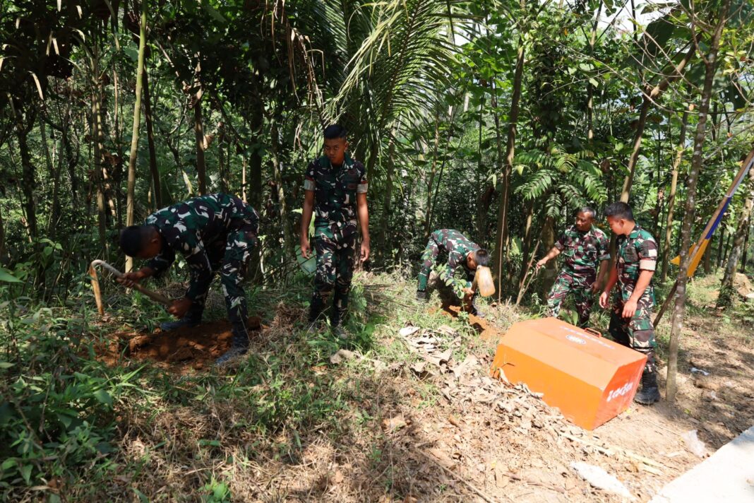 Jalan Dibangun, Kehidupan Ditanam: Satgas TMMD Siapkan Lubang Pohon di Watuduwur Jalan Dibangun, Kehidupan Ditanam: Satgas TMMD Siapkan Lubang Pohon di Watuduwur