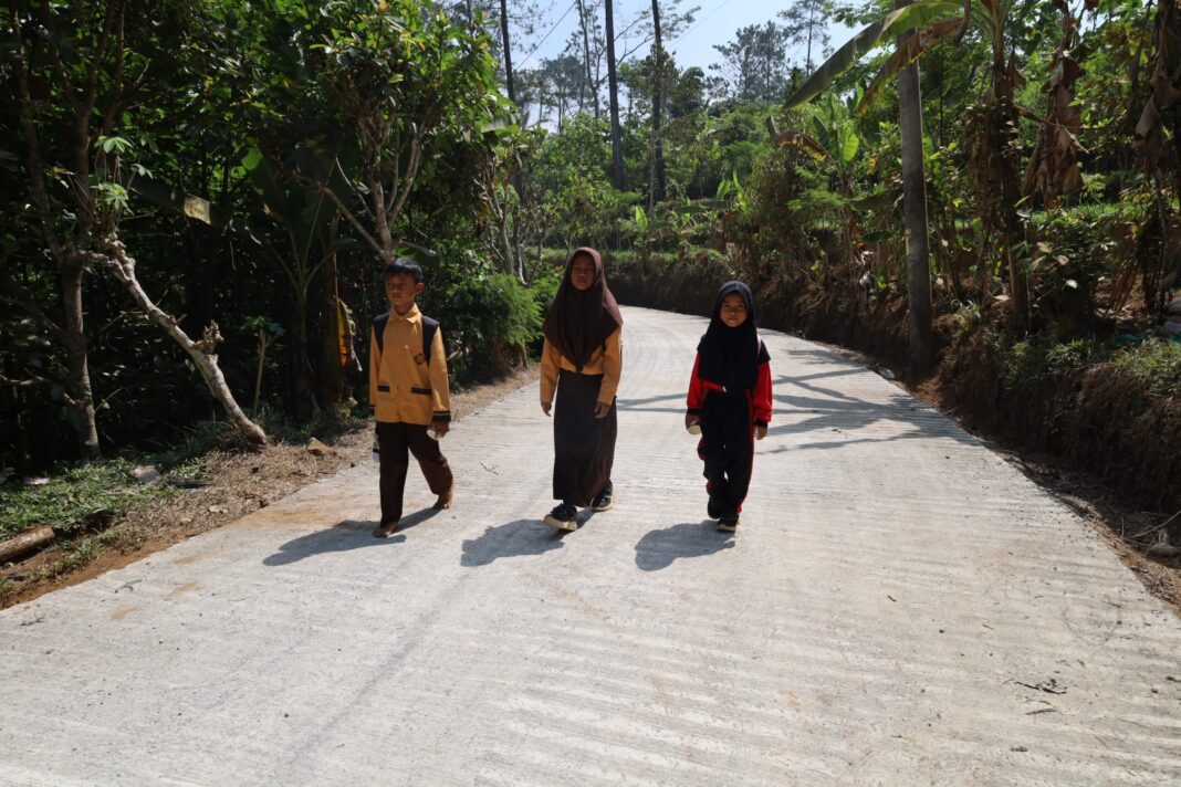 Jalan Mulus TMMD, Senyum Anak-Anak Watuduwur Mewarnai Jalan Pulang Jalan Mulus TMMD, Senyum Anak-Anak Watuduwur Mewarnai Jalan Pulang