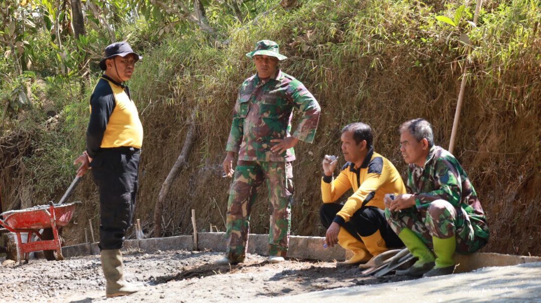 Setiap Hari Bertemu di Lokasi TMMD, Sinergitas TNI-Polri Semakin Solid Setiap Hari Bertemu di Lokasi TMMD, Sinergitas TNI-Polri Semakin Solid