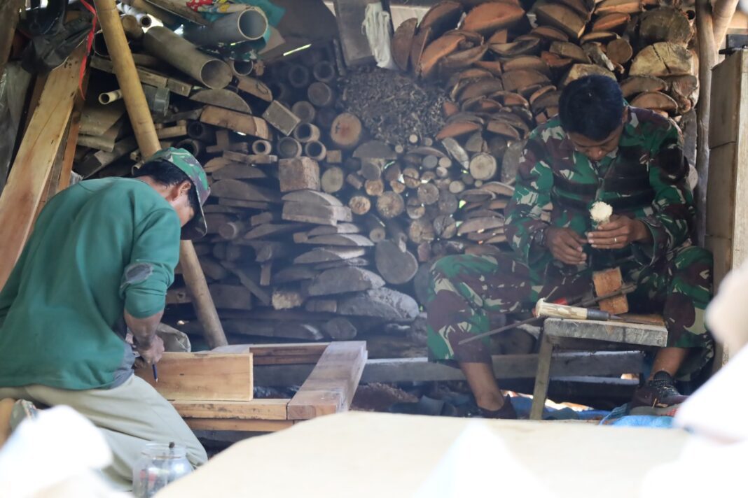 Tak Kenal Lelah, Satgas TMMD Bantu Tuyem Persiapkan Kayu untuk Rumahnya Tak Kenal Lelah, Satgas TMMD Bantu Tuyem Persiapkan Kayu untuk Rumahnya
